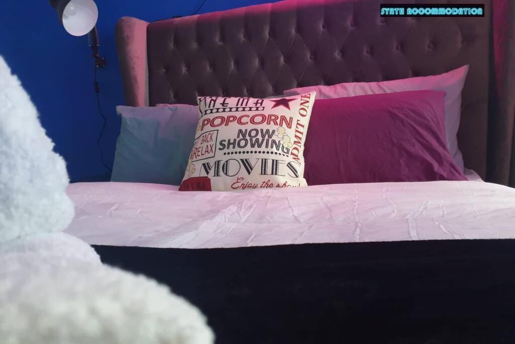 80S Retro 1Bed Studio Serviced Apartment Canary Wharf Perfect For Solo & Couple Travellers Londres Extérieur photo
