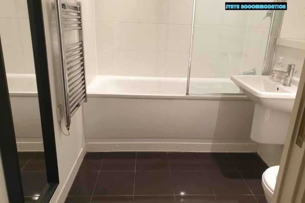 80S Retro 1Bed Studio Serviced Apartment Canary Wharf Perfect For Solo & Couple Travellers Londres Extérieur photo